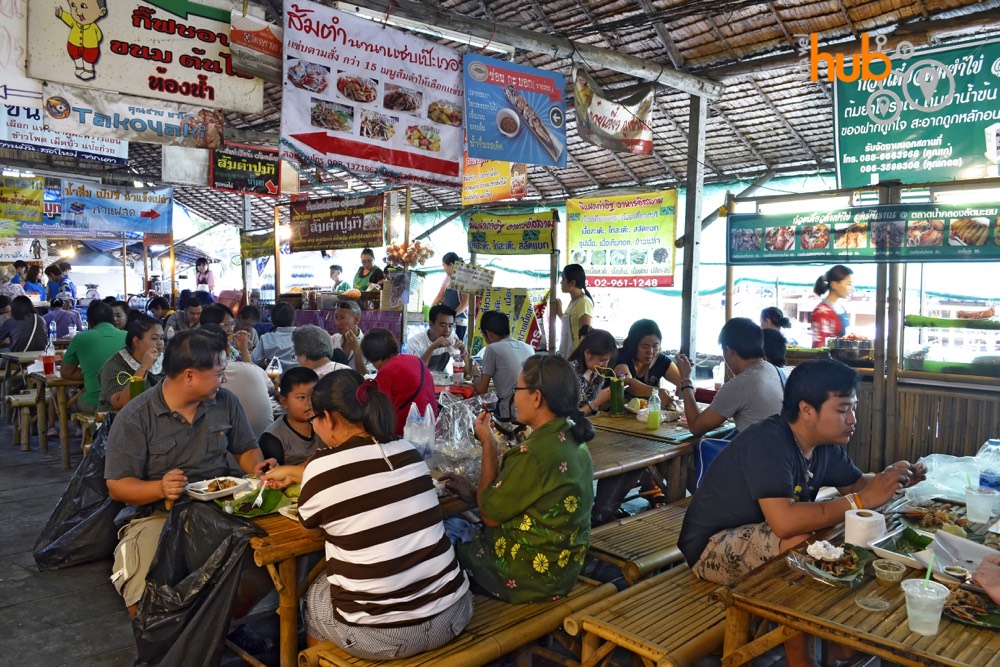 There are plentiful eateries beside the canal if you want to try some authentic Thai food
