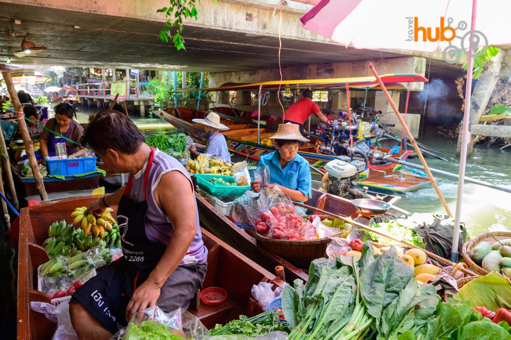 A busy morning at Lat Mayom Floating Market