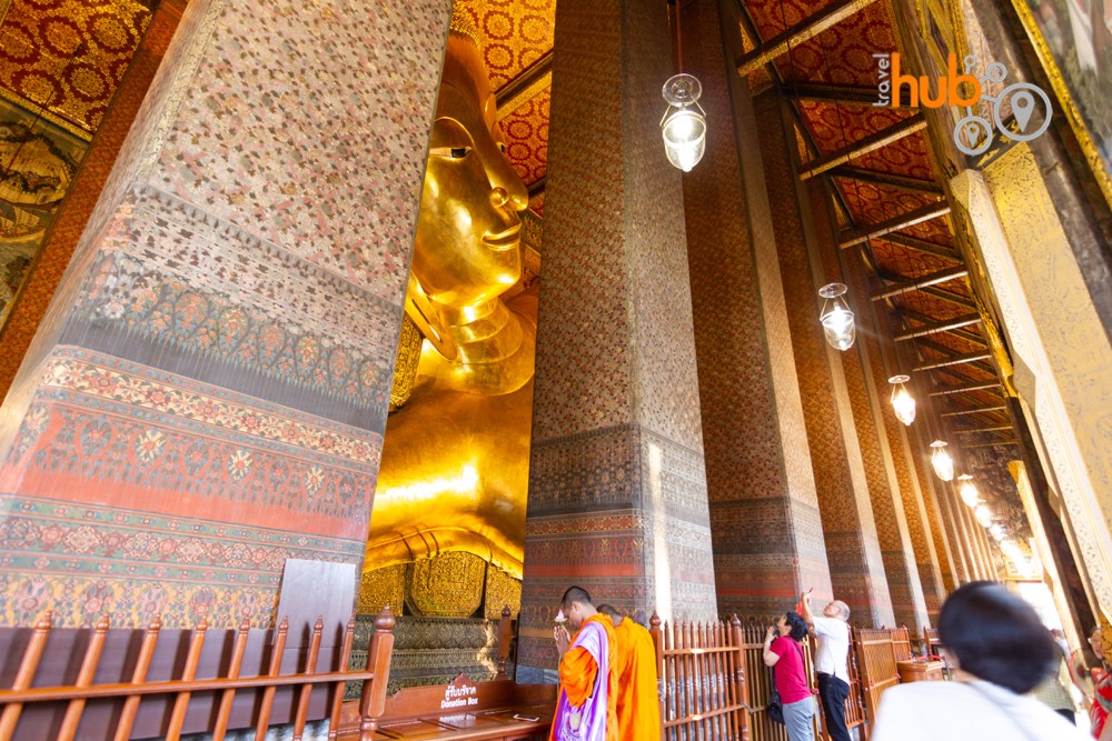 The giant reclining Buddha at Wat Po is on this tours itinarary.
